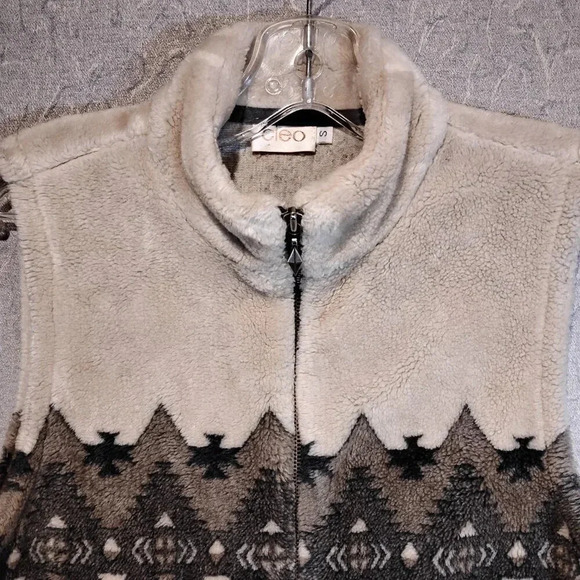 Cleo Women's Brown  and Tan Plush Sleeveless Vest in Size Small - Picture 2 of 10